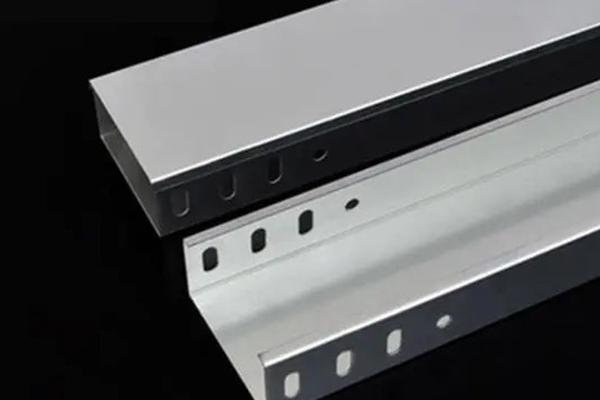 革新桥架选择：揭秘行业新标准打造安全高效新典范！(图2)