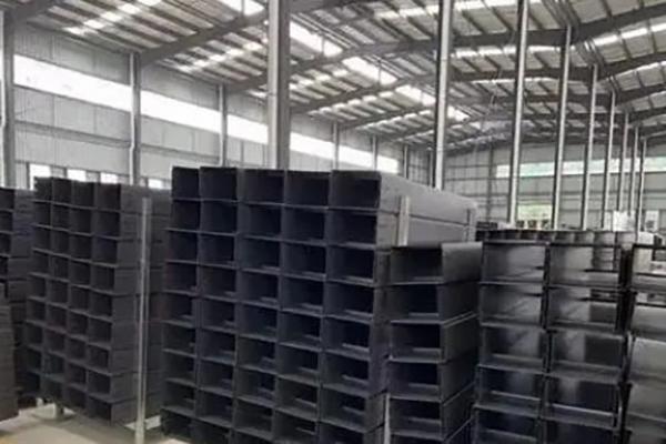 革新桥架选择：揭秘行业新标准打造安全高效新典范！(图1)