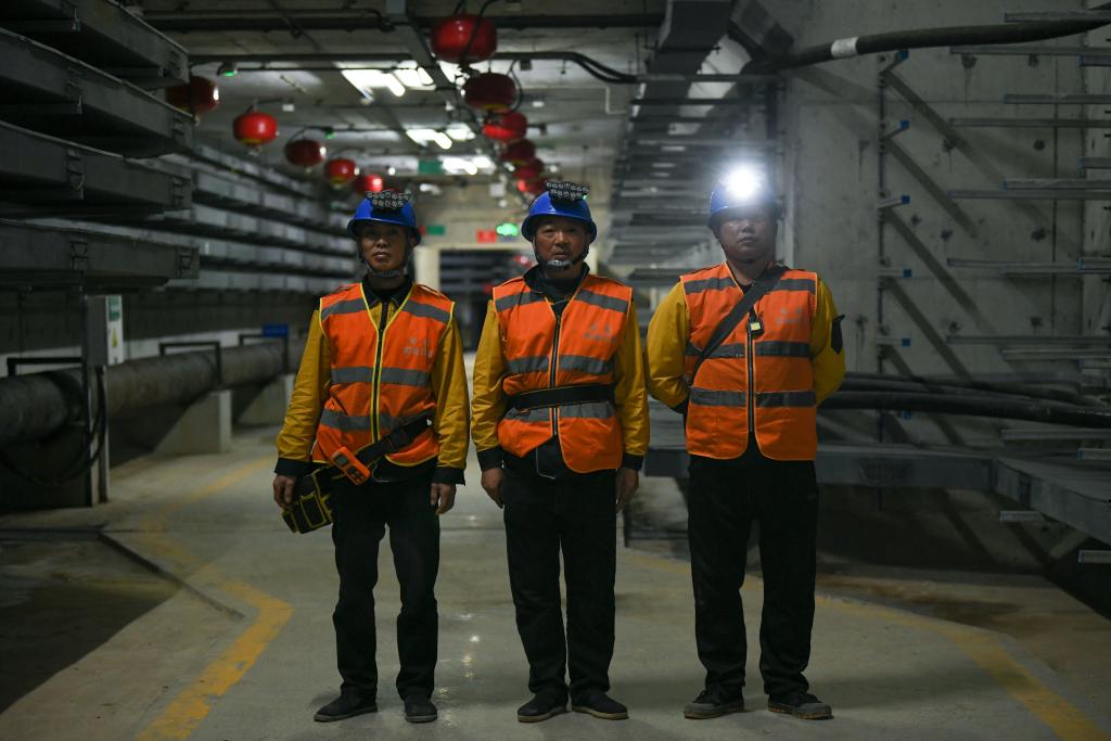 新春走基层·记者体验360行丨走近城市地下工种管廊运维员：日行2万步为城市生命线“号脉”(图1)