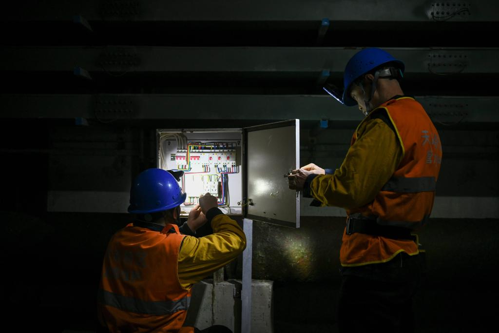 新春走基层·记者体验360行丨走近城市地下工种管廊运维员：日行2万步为城市生命线“号脉”(图2)