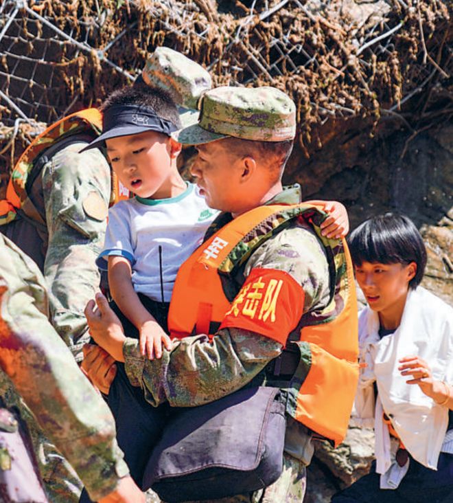 央媒报道集团军官兵抢险救灾行动每个“逆行”身影都值得点赞……(图7)